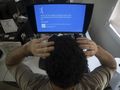 mężczyzna przed komputerem z BSOD