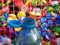 plastikowa butelka z przytwierdzoną nakrętką