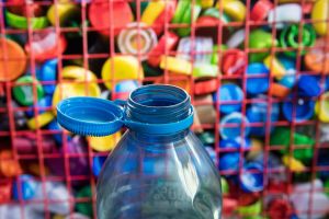 plastikowa butelka z przytwierdzoną nakrętką