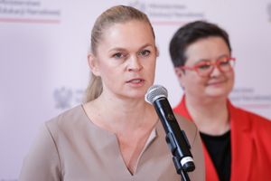 Barbara Nowacka na konferencji prasowej