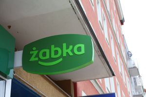 szyld Żabki na budynku