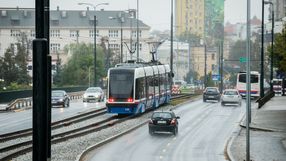 Tramwaj jadący ulicą w Bydgoszczy