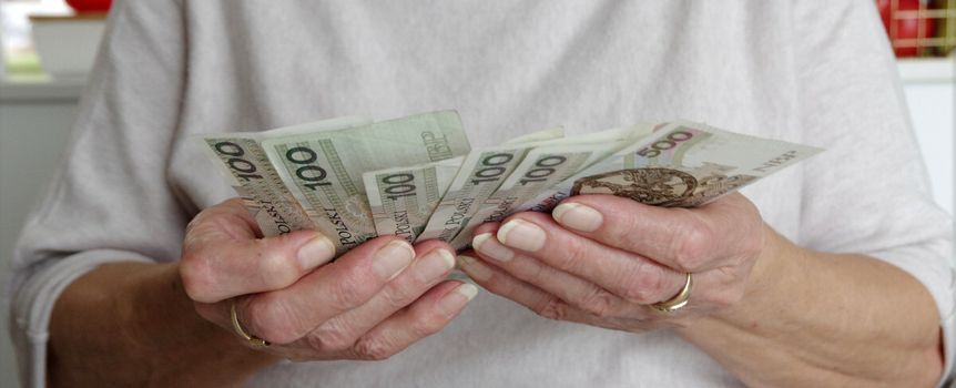 Seniora trzymająca pieniądze