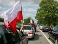 Flaga Polski trzymana przez kierowcę