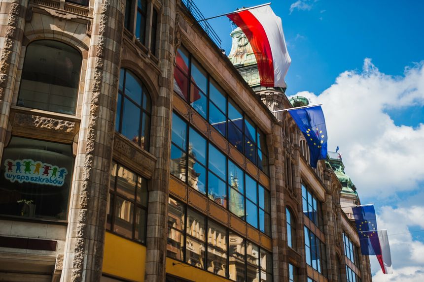 Wrocław, flagi Polski i UE