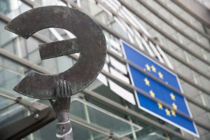  pomnik Europa trzymajaca znak ypsilon Euro