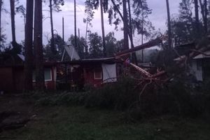 Zniszczenia po przejściu trąby powietrznej