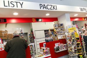mężczyzna przy okienku na poczcie