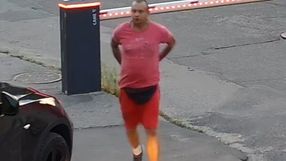 Mężczyzna na parkingu