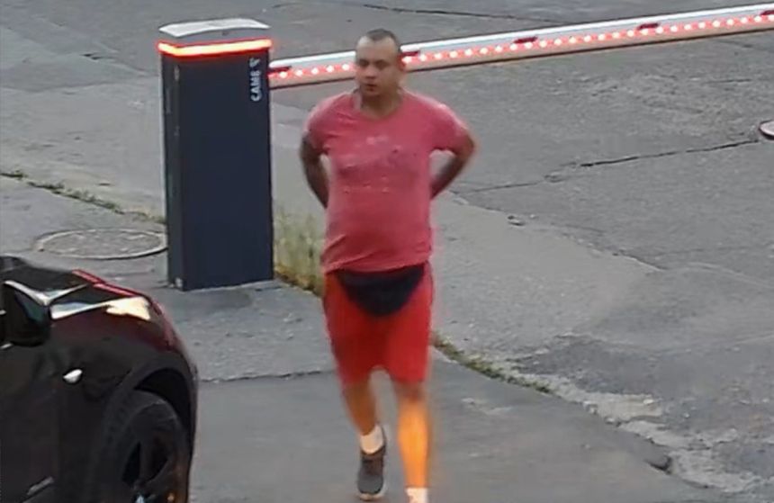 Mężczyzna na parkingu