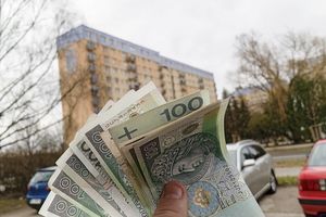 pieniądze na tle bloku mieszkalnego