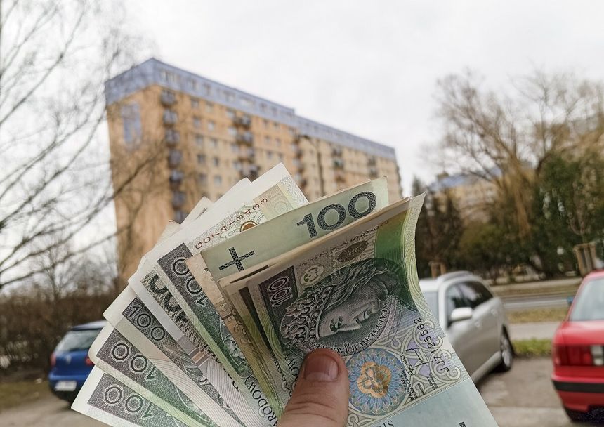 pieniądze na tle bloku mieszkalnego