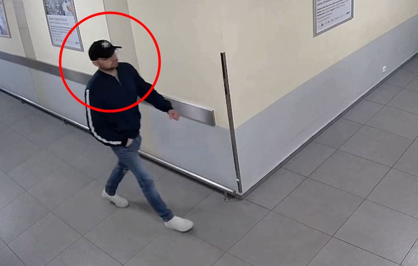 Mężczyzna idący korytarzem