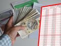 ręka trzymająca pieniądze i tabela wypłat 14. emerytury 2024