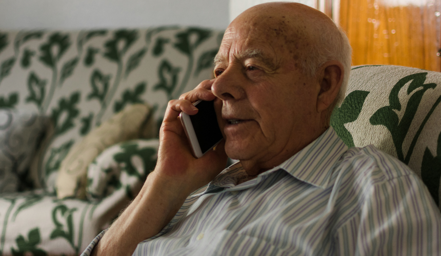 Starszy mężczyzna rozmawia przez telefon komórkowy 