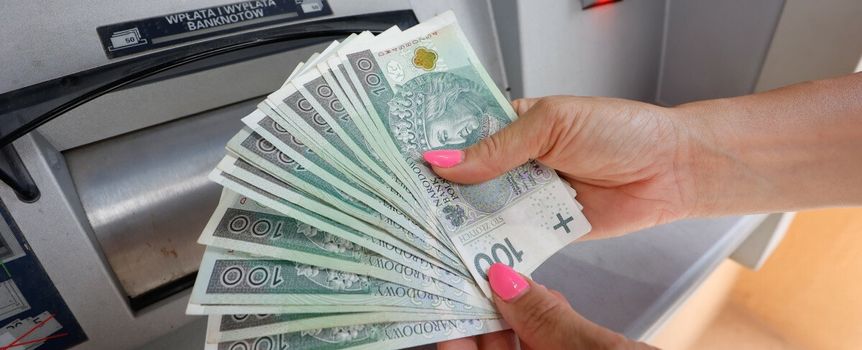 pieniądze wybrane z bankomatu
