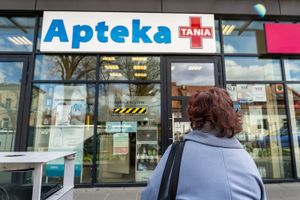kobieta przed apteką