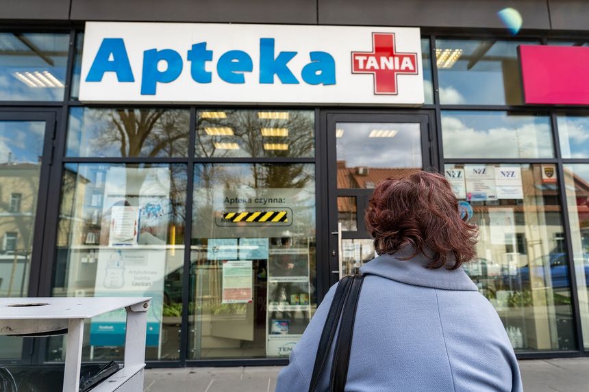 kobieta przed apteką