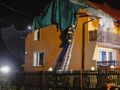 Straż zabezpiecza dach domu po przejściu nawałnicy