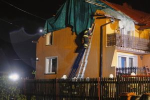 Straż zabezpiecza dach domu po przejściu nawałnicy