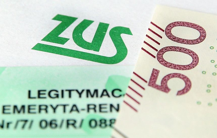 legitymacja emeryta, logo ZUS i banknot 500 zł