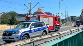 Straż pożarna i policja na moście