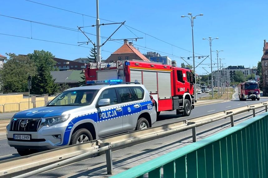 Straż pożarna i policja na moście