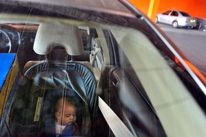 Mężczyzna zostawił dzieci w samochodzie w upalny dzień 