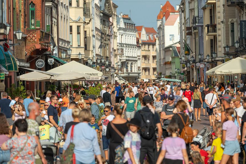 Tłum na ulicy Szerokiej w Toruniu
