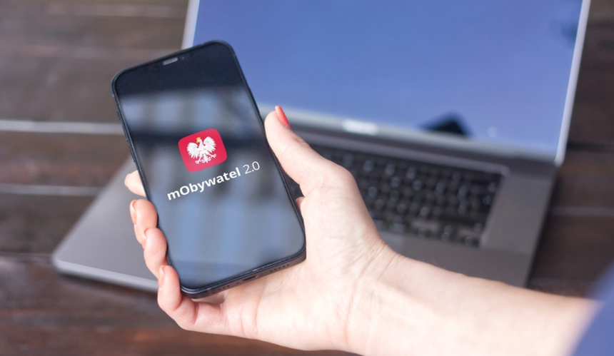 Aplikacja mObywatel. telefon w dłoni 