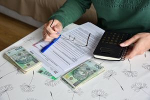 pieniądze, notes i kalkulator