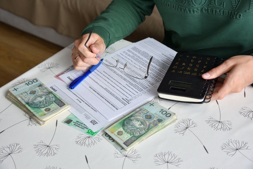 pieniądze, notes i kalkulator