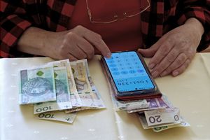 seniorka licząca pieniądze