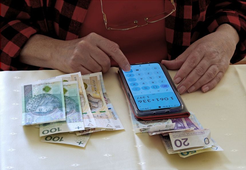 seniorka licząca pieniądze