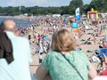 Para patrzy na plaże 
