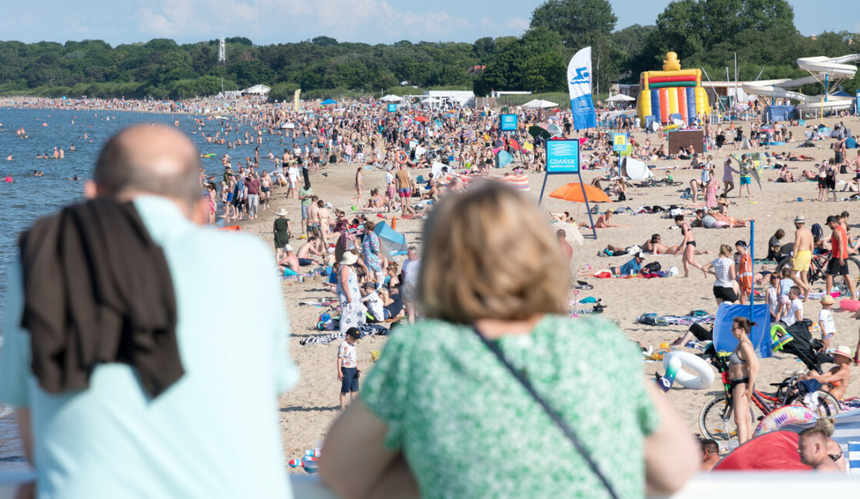 Para patrzy na plaże 