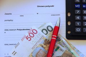 umowa pożyczki, pieniądze i kalkulator