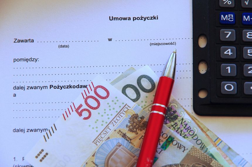 umowa pożyczki, pieniądze i kalkulator