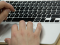 ręce na klawiaturze laptopa