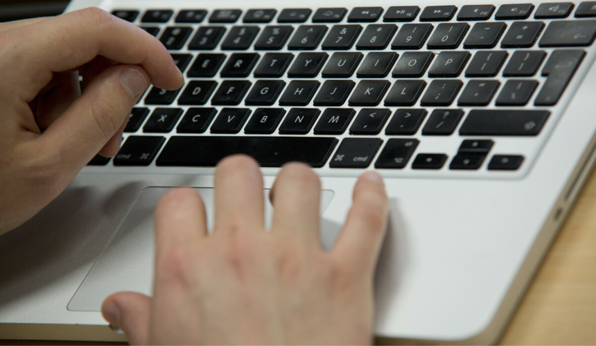 ręce na klawiaturze laptopa