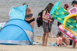 namiot na plaży, ludzie