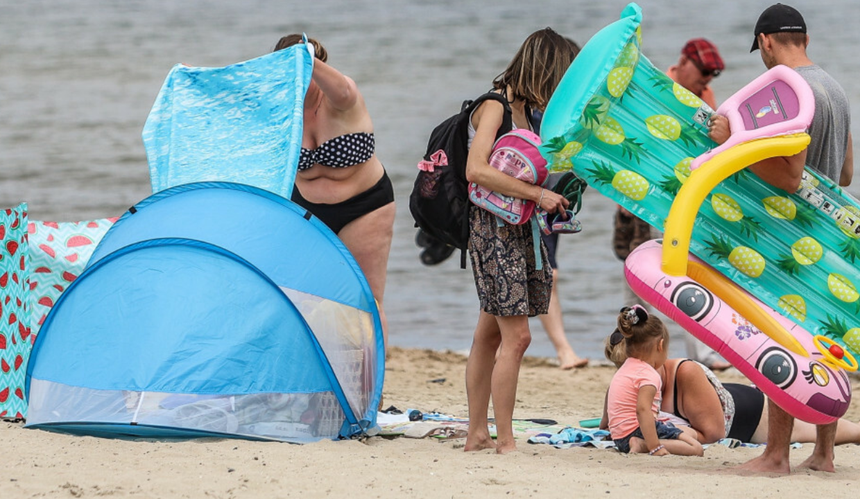 namiot na plaży, ludzie