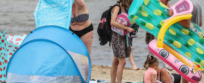 namiot na plaży, ludzie