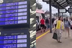 Tablica z opóźnieniami pociągów w Poznaniu i podróżni