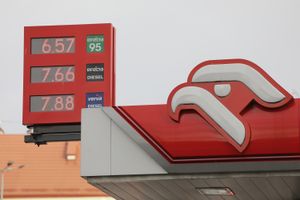 logo Orlenu i pylon z cenami paliw