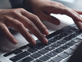 kobieta, laptop, klawiatura