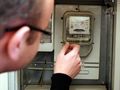 mężczyzna sprawdzający licznik energii elektrycznej