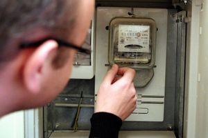 mężczyzna sprawdzający licznik energii elektrycznej