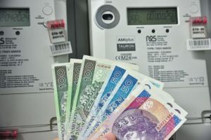 pieniądze na tle liczników zużycia energii elektrycznej
