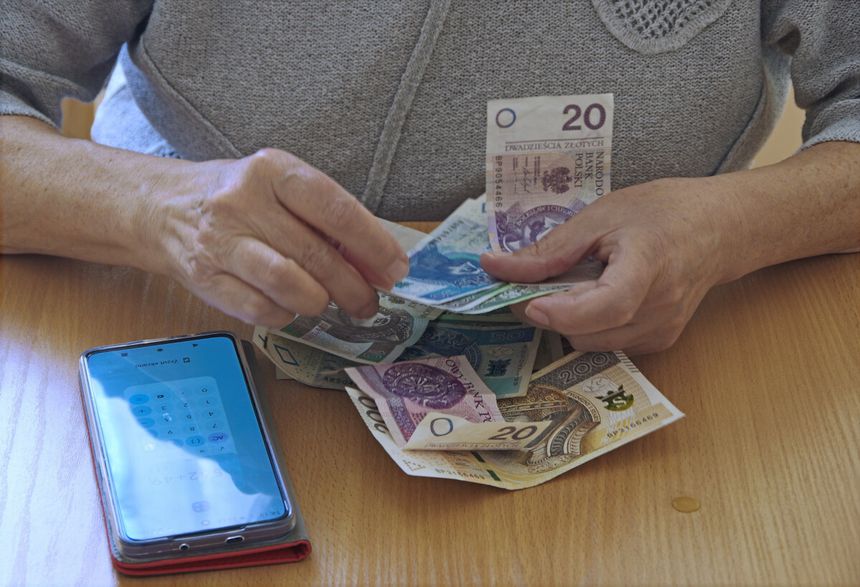 Seniorka z pieniędzmi
